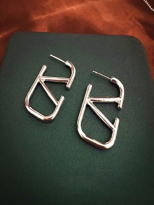 SHEIN 1pc Minimalist V-Shaped Metal Stud Earring
