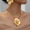 SHEIN Snake Chain Flower Pendant Necklace And 1pair Flower Stud Earrings