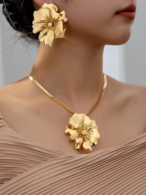 SHEIN Snake Chain Flower Pendant Necklace And 1pair Flower Stud Earrings