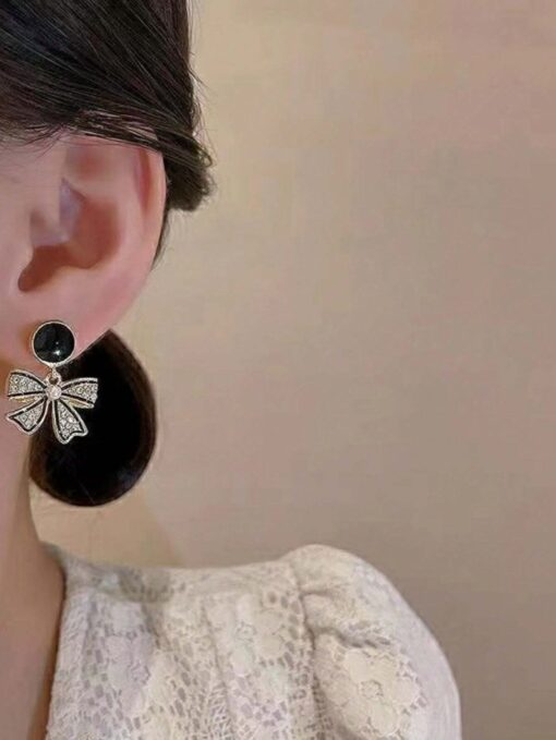 SHEIN A pair of full rhinestone stud earrings